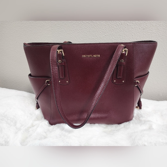 Michael Kors Handbag; Voyager East West Crossgrain Leather Tote - Picture 8 of 13